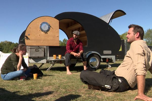 Ambiance décontractée, au "Village des alternatives", qui s'est tenu au parc du Triangle d’Or, à Poitiers, le 17 et 18 septembre 2022, organisé par l’association Alternatiba Poitiers.