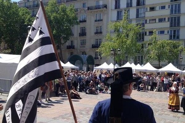 Le Gwenn ha Du flotte sur le parvis de la mairie du 15eme arrondissement