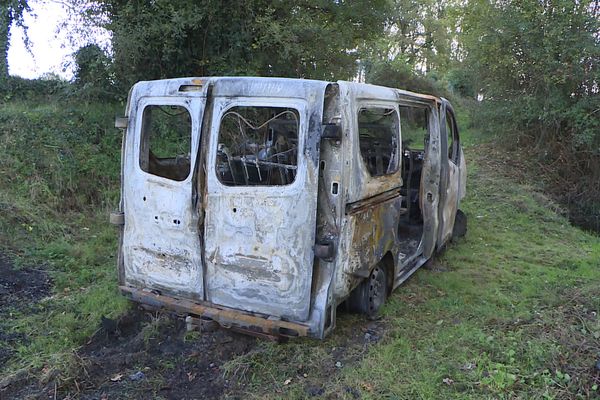 La camionnette mise en cause a été retrouvée incendiée dans une impasse, près du cimetière de Bellac (Haute-Vienne).