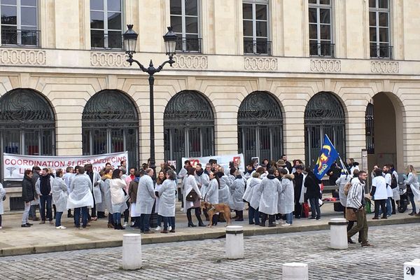 A l'appel de la coordination 51 des médecins, soutenue par l'Union Française pour une Médecine Libre Syndicat, une centaine de médecins libéraux ont protesté à Reims contre la réforme des retraites.