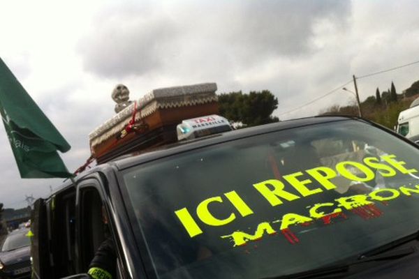 Les taxis sont partis en cortège vers Gardanne, où est attendu le ministre de l'économie, Emmanuel Macron.