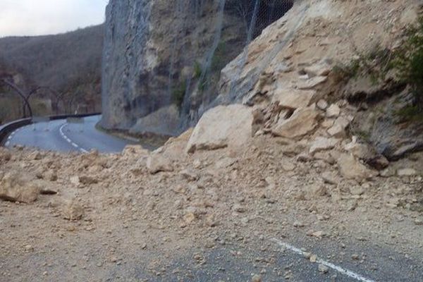 Les rochers sur la route 