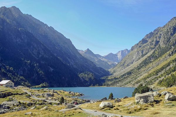 Interdiction de pêcher dans les lacs de haute montagne. Ici le lac de Gaube à Cauterets (Hautes-Pyrénées)