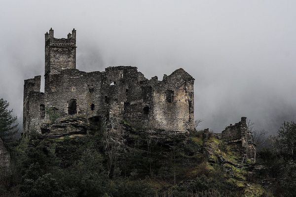 Construit au XII°siècle sur un bloc de roche, le château de Brisis surveillait le carrefour entre 2 grandes voies de communication, la Cézarenque et La Régordane.