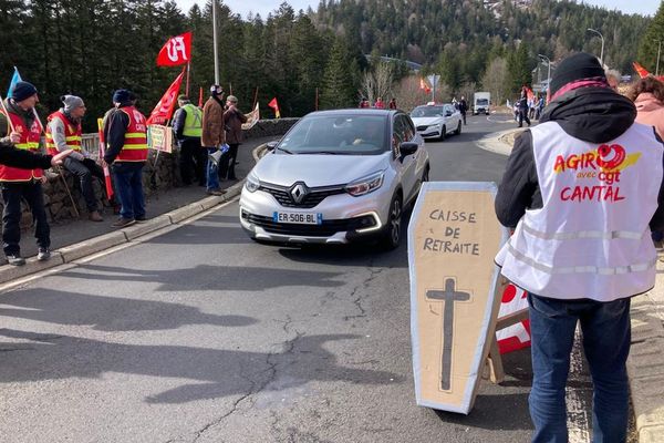 Mardi 21 mars, l'intersyndicale a mis en place un barrage filtrant sur la RN 122 dans le Cantal.