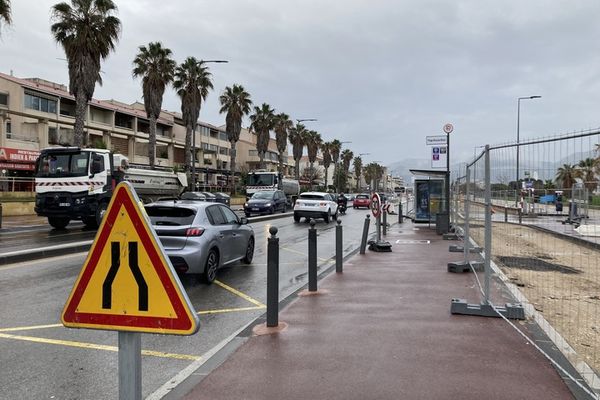 Vue sur travaux pour les commerçants du front de mer situés face au chantier de la Marina olympique à Marseille.