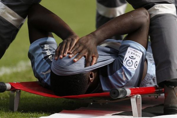 L'attaquant du Stade Rennais Paul-Georges Ntep quitte la pelouse du stade Louis II de Monaco suite à une blessure lors du match - 4/10/2015