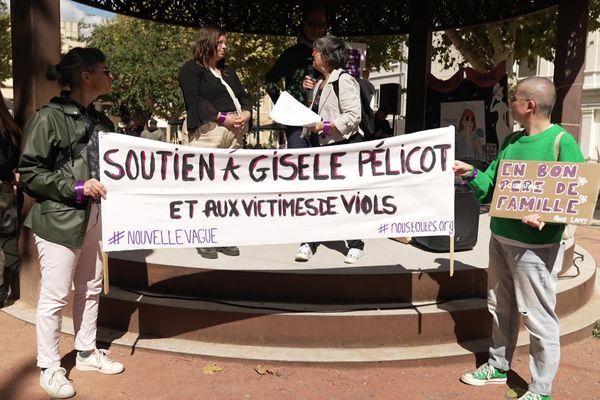 Le procès des viols de Mazan a un retentissement important dans la société et chez les associations de défense de victimes de viol et violence. Ce samedi 14 septembre 2024, sur la place des arts à Villefranche sur Sâone une centaine de personnes s'est réunie pour que "la honte change de camp".