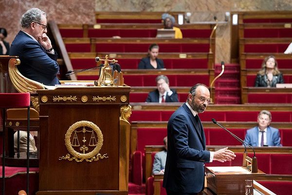 En raison des mesures de distanciation sociale, seuls 75 députés étaient présents ce 28 avril . Les autres ont voté par procuration.