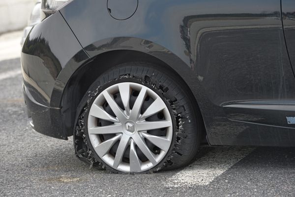 Depuis quelques jours, plusieurs automobilistes ont crevé leur pneu à cause d'un trou qui s'est formé sur le boulevard Jules Durand au Havre. Nid de poule, chaussée dégradée, route déformée, qui doit payer en cas de crevaison ? Si le conducteur doit toujours rester maître de son véhicule, la responsabilité indirecte des autorités peuvent être mises en cause sous certaines conditions.