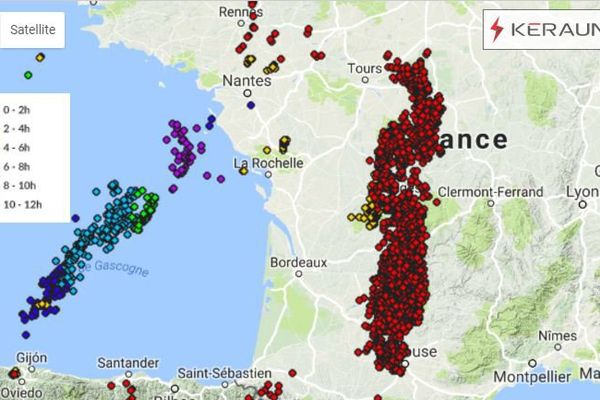 La carte des impacts de foudre à 16h30 relevés sur le site Keraunos