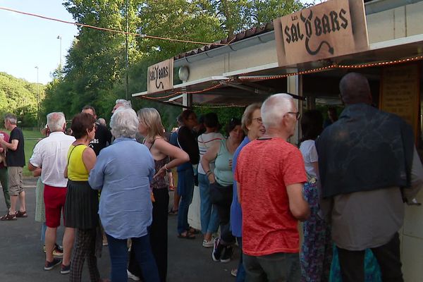 Les bénévoles de l'association Sal'O'Bars animent ce bar éphémère à Béruges