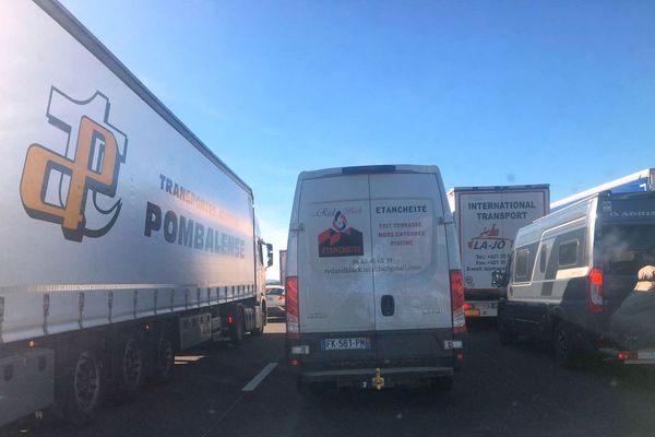 Narbonne (Aude) - des bouchons monstres sur l'A61, car l'A9 est fermée jusqu'en Espagne à cause des manifestations d'agriculteurs en Catalogne - 14 février 2024.