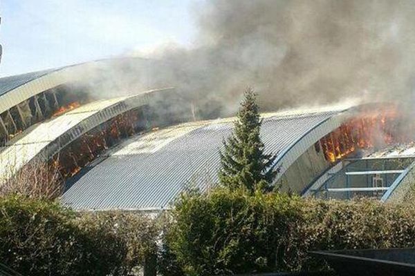 L'Arcopolis complètement ravagé par les flammes ce lundi 13 avril 2015