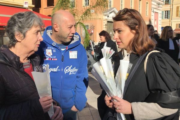 Les avocats niçois offrent des roses aux passants ce vendredi 14 février.