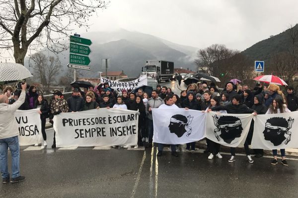 Des enseignants du collège de Moltifao, des élèves et leurs parents ont organisé un barrage filtrant à Ponte Leccia, mercredi 21 février.