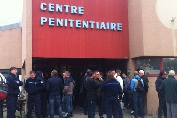 Devant le centre pénitentiaire de Perpignan le 9 mai 2016