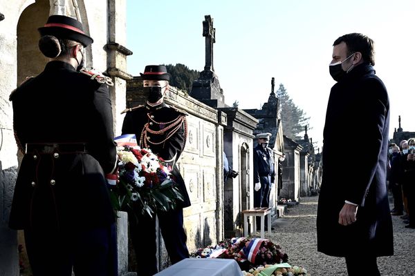 Emmanuel Macron s'est recueilli sur la tombe de François Mitterrand, pour le 25ème anniversaire de la mort de l'ancien président de la République. 