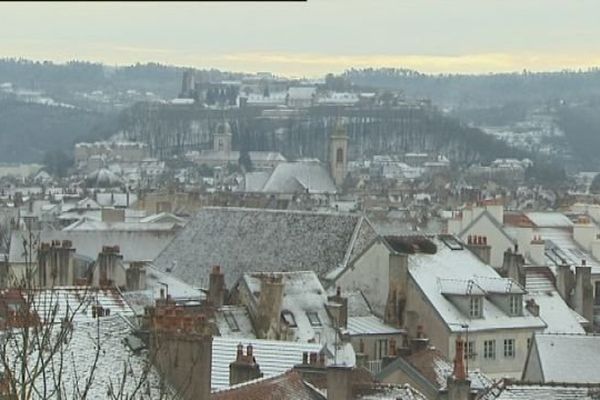 Neige sur les toits de Besançon