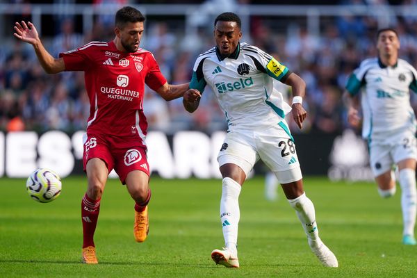 Julien Le Cardinal, le joueur du Stade brestois affronte Joe Willock joueur de Newscastle le 10 août 2024 lors des matchs de pré-saison dans le stade de Saint James' Park