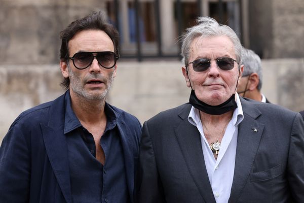 Anthony et Alain Delon lors des obsèques de Jean-Paul Belmondo, le 10 septembre 2021 à Paris.