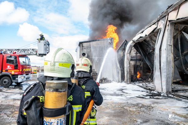 Vingt-huit sapeurs-pompiers ont été déplacés sur le site de l'incendie.