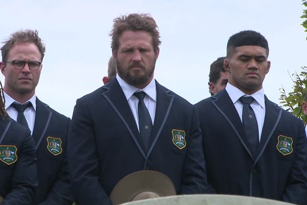 Les Wallabies se recueillent devant la tombe de leurs soldats morts au combat lors de la première guerre mondiale.