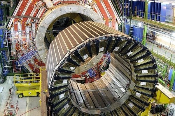 Le LHC est un gigantesque anneau de 27 km de longueur situé sous la Suisse et la France, où des centaines de chercheurs font circuler des particules à des vitesses très élevées, atteignant presque celle de la lumière- Archives