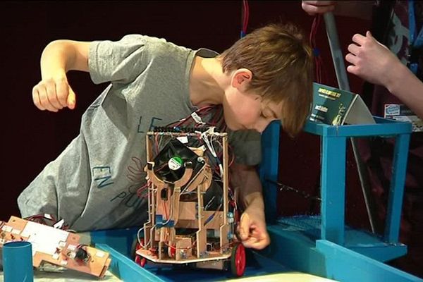 Des élèves de 10 à 18 ans ont construit leurs propres robots.