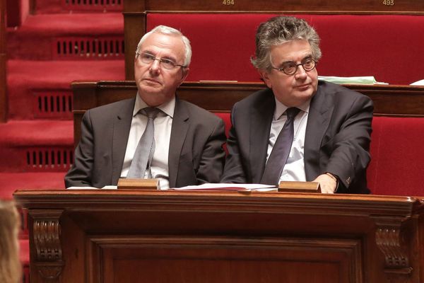 Jean Leonetti et Alain Claeys à l'Assemblée Nationale lors de l'examen de deuxième lecture de la proposition de loi créant de nouveaux droits en faveur des malades et des personnes en fin de vie. 