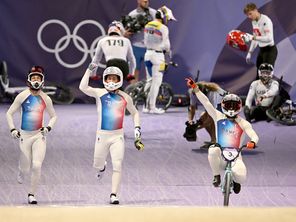 Le triplé historique des Français en BMX racing aux JO de Paris, le 2 août 2024 à Saint-Quentin-en-Yvelines : Romain Mahieu en bronze, Joris Daudet en or, et Sylvain André en argent.