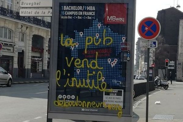 Inscriptions sur les panneaux publicitaires, mars 2018