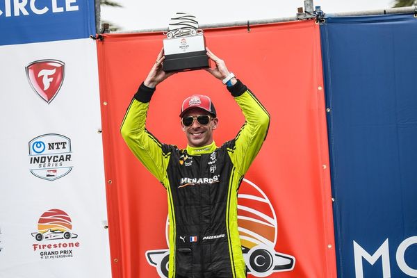 Simon Pagenaud sur la troisième place du podium du Grand Prix de St Petersburg (IndyCar) en Floride.