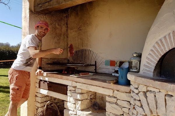 Romain Feillu, ancien maillot jaune du Tour de France, jamais le dernier pour transmettre un peu de bonne humeur, même en plein confinement.