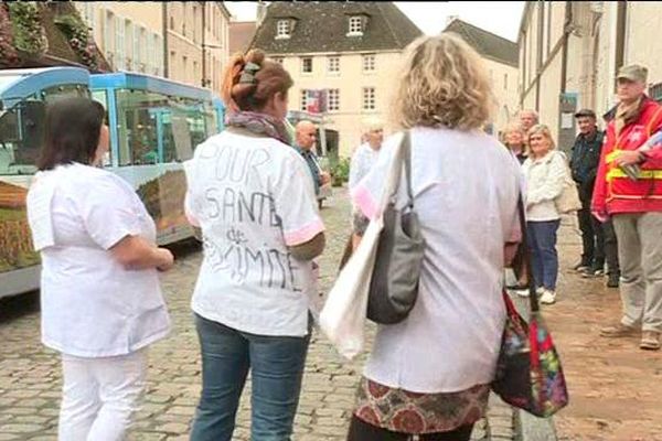 Manifestation salariés hôpital de Beaune, devant les Hospices, ce jeudi 15 septembre 2016.