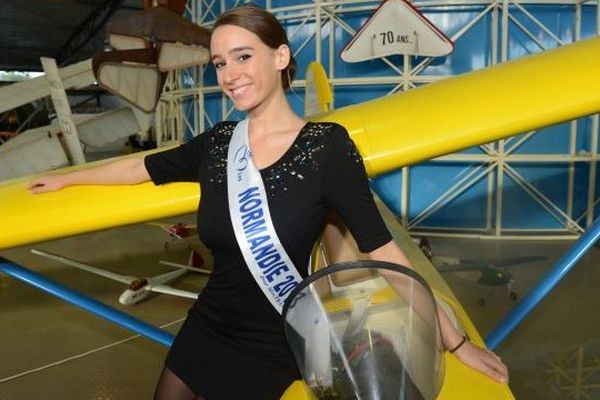 Ophélie Genest, Miss Normandie 2013, au musée de l'air d'Angers