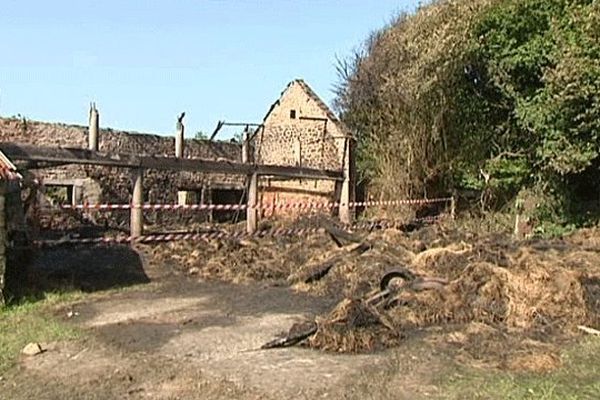 unes des granges incendiées ce mardi 20 août à Bricquebec, dans la Manche - Archives