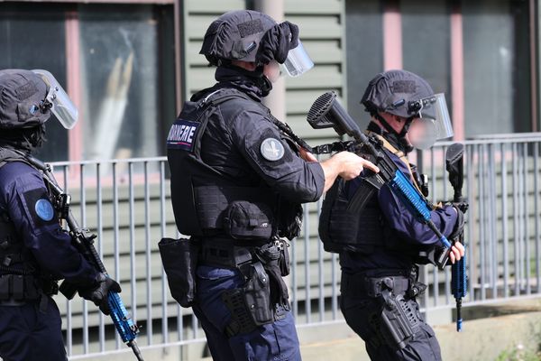 Un important dispositif de gendarmerie a été déployé en Vendée pour mettre fin à la cavale de deux évadés de la prison de Caen.