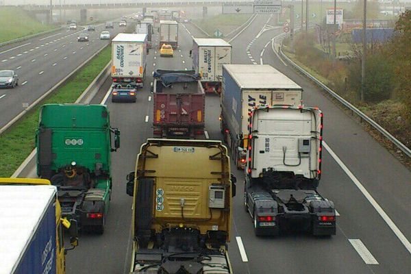 Manif  des transporteurs routiers contre l'écotaxe sur l'A1 ce vendredi.