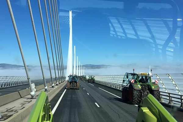 Traversée des agriculteurs aveyronnais en tracteur  sur le Viaduc de Millau dans le cadre de la nouvelle négociations pour la nouvelle PAC.