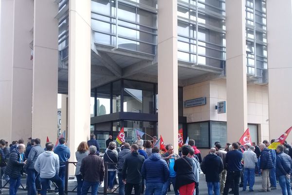 Jeudi 3 mai est une journée de grève nationale dans les Finances publiques. A Aurillac, des agents ont cessé le travail et manifesté leur opposition à la baisse des effectifs.