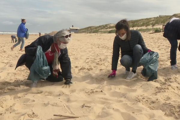 La secrétaire d'Etat auprès du ministre de la transition écologique Brune Poirson a annoncé le durcissement des amendes pour jet de déchet sur la voie publique afin de lutter contre la pollution marine. Elle participait ce dimanche matin à une campagne de nettoyage sur une plage du Cap-Ferret avec la surfrider fondation.