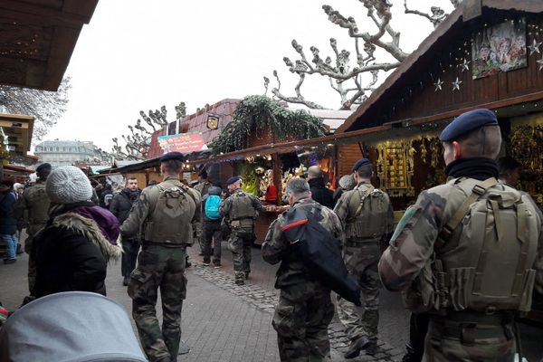 Patrouille militaire dans les allées du marché de Noël de Strasbourg.