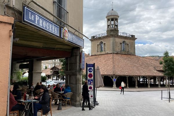 Déconfinement : A Revel en Haute-Garonne près de Toulouse, les bars et restaurants ont rouvert après six mois de fermeture.