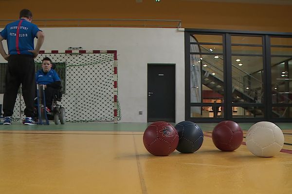 Avce le goalball, la boccia est l'un des deux sports qui n'existent qu'aux Jeus Paralympiques.