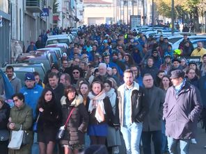 Le cortège a rassemblé plusieurs centaines de personnes, qui avaient toutes, un jour ou l'autre, croisé l'homme en bleu.