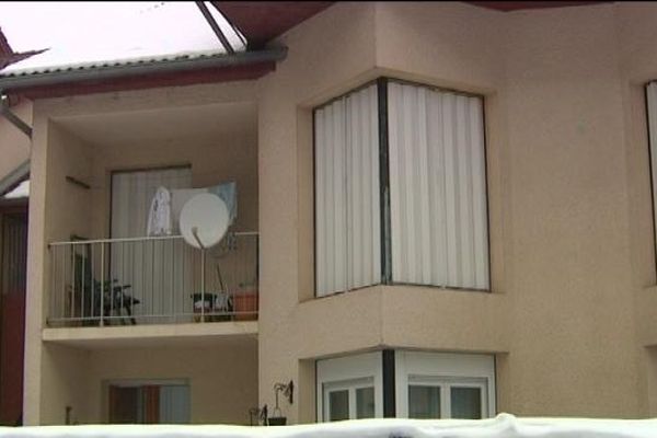 C'est dans cet appartement de la rue des Rochers à Hérimoncourt qu'un premier cadavre avait déjà été découvert fin janvier par les gendarmes.