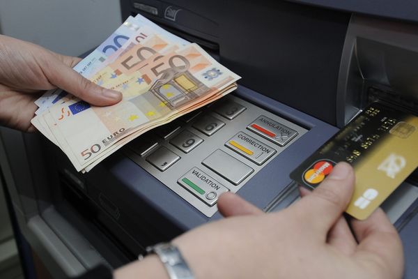 A Loupian, ville de 2.200 habitants, l'unique distributeur de billets de banque pourrait être amené à disparaître.