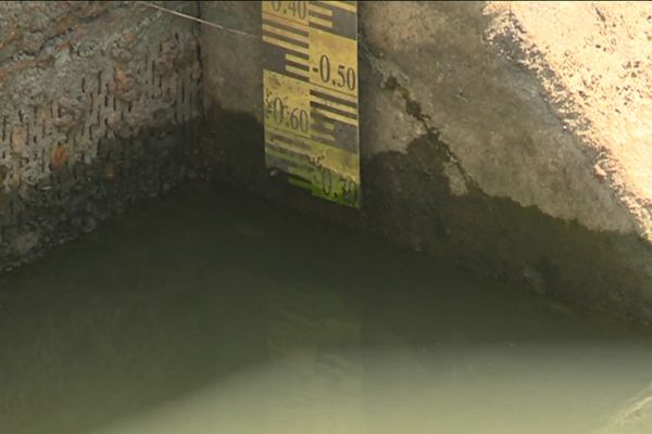 Le manque d'eau ne permet plus la navigation sur le canal sur une portion d'environ 100km, l'activité économique s'en retrouve ralentie