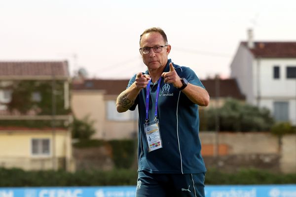 Jean-Pierre Papin qui a pris en charge l'équipe réserve de l'OM en novembre 2023, assure qu'il s'entend "très, très bien" avec De Zerbi.